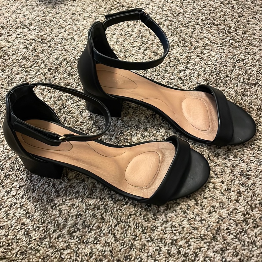 size 11w!! black 2 inch heels!!